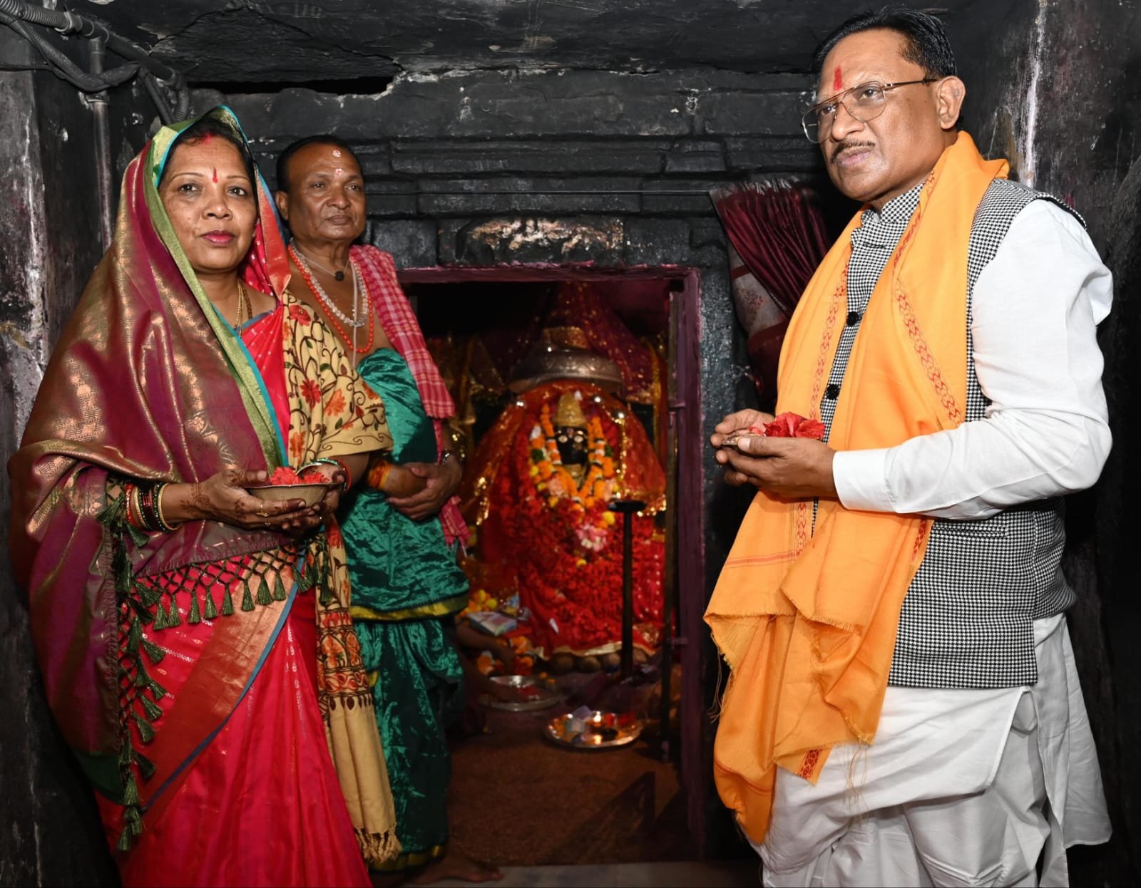 मुख्यमंत्री ने सपरिवार मां दंतेश्वरी की पूजा-अर्चना कर प्रदेश की सुख-समृद्धि की कामना की