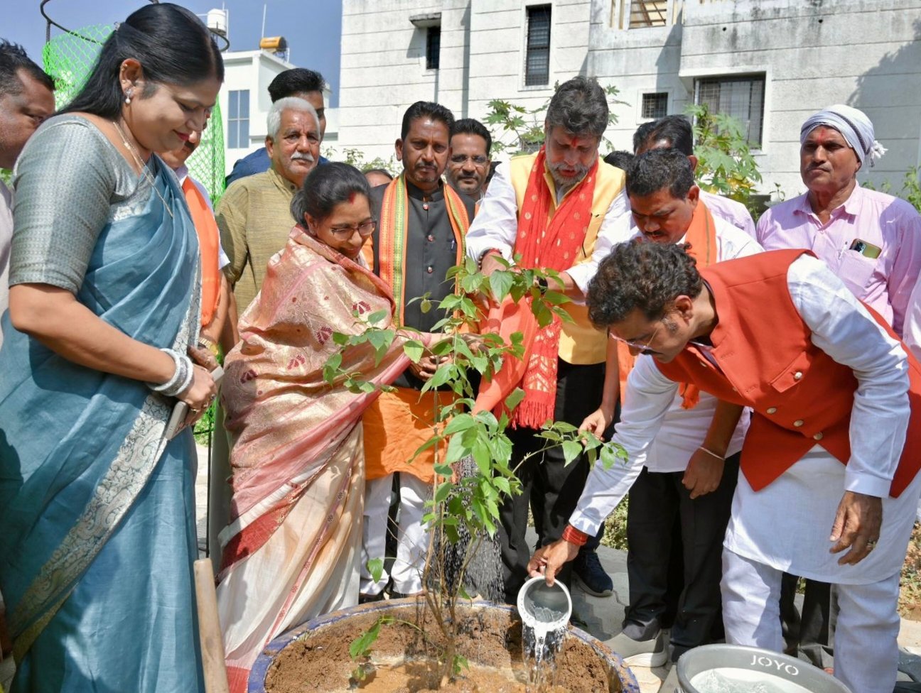 डॉ श्यामा प्रसाद मुखर्जी वार्ड में विधायक किरण देव ने किया पौधारोपण