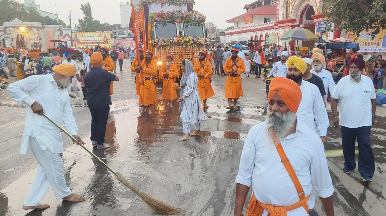 सिख समाज के लोगों ने कीर्तन करते हुए पंच प्यारे की अगुवाई में निकाली शोभायात्रा