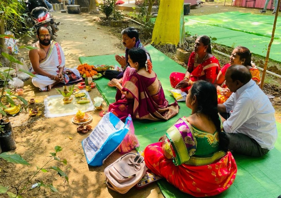कार्तिक माह के पावन अवसर पर आंध्र समाज के लोगों ने किया आँवला पूजा