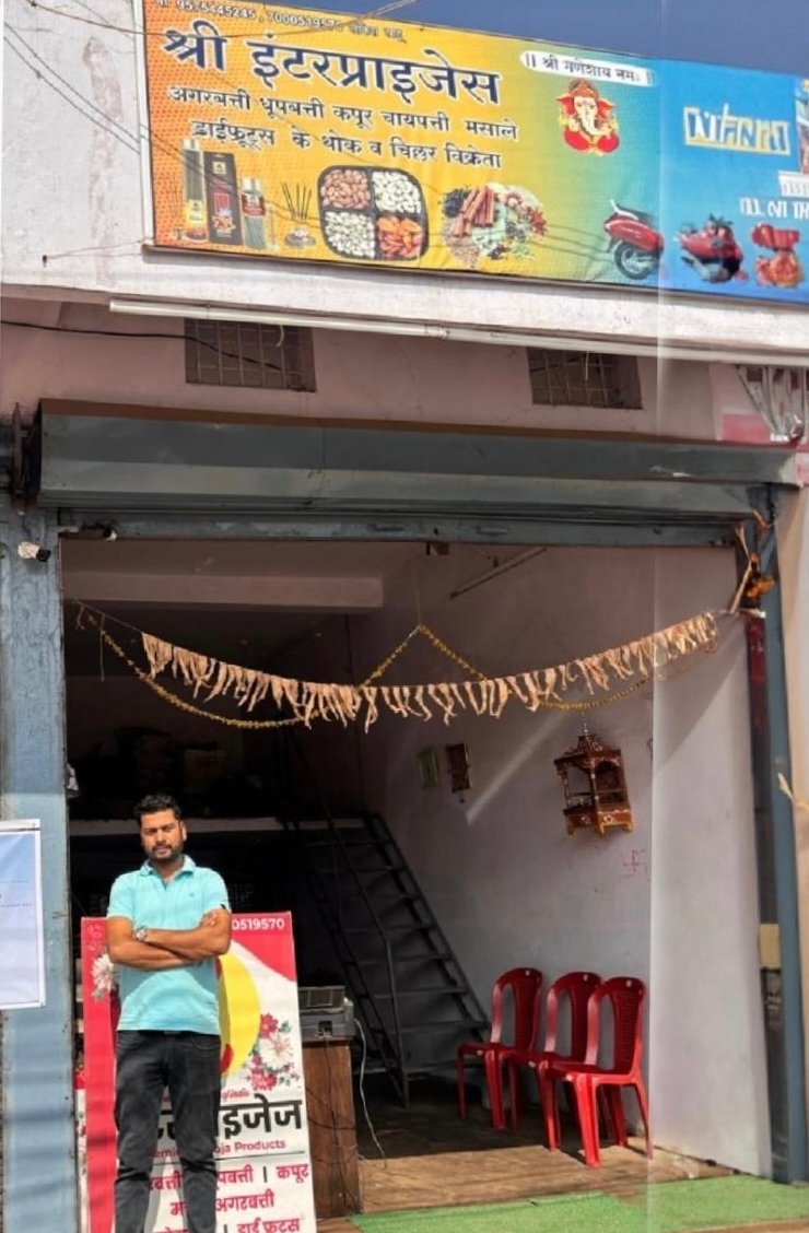 स्वरोजगार स्थापित कर लोकेश ने अन्य युवाओं को दे रहे रोजगार