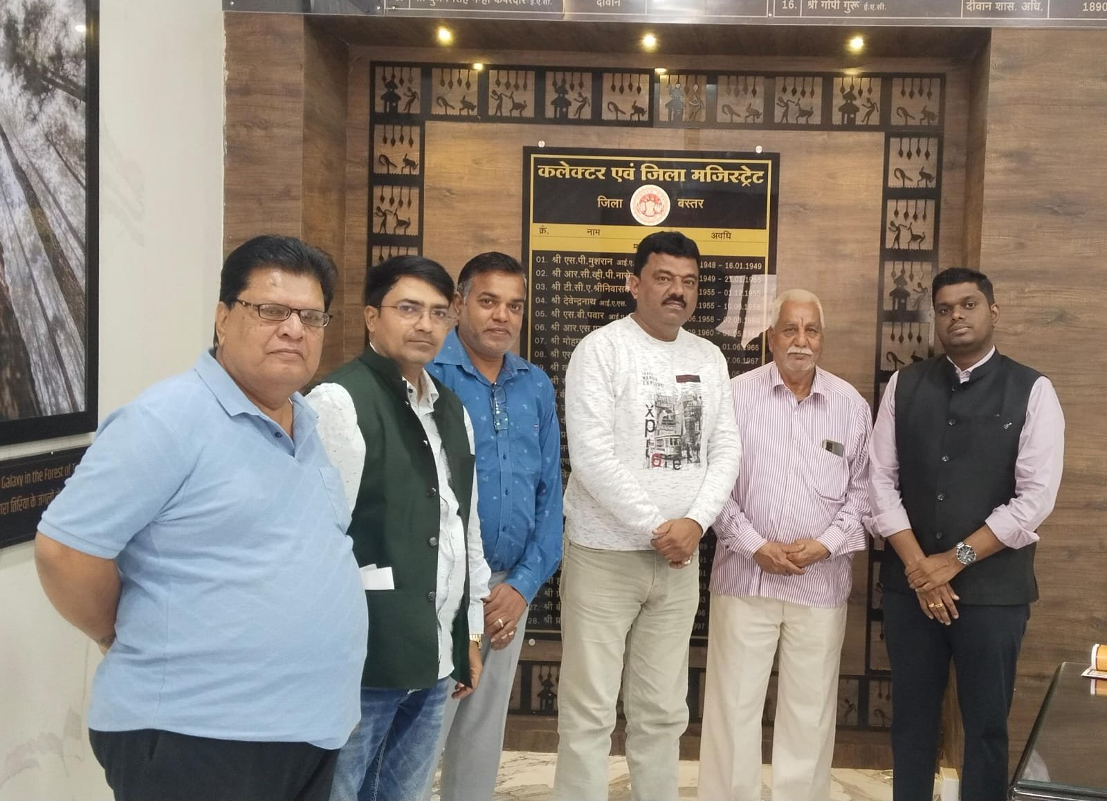 शहीद स्मारक में रौशनी के लिए समाजसेवियों ने कलेक्टर से की मांग