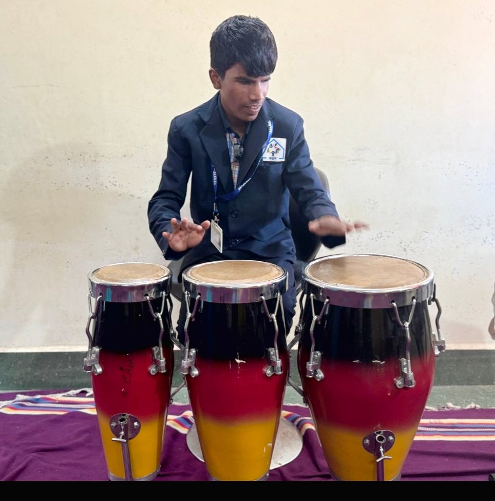 प्रधानमंत्री ने दृष्टिबाधित बालक को दिया था हौसला, आज अंजन खुद गीत लिखकर कंपोज करता है