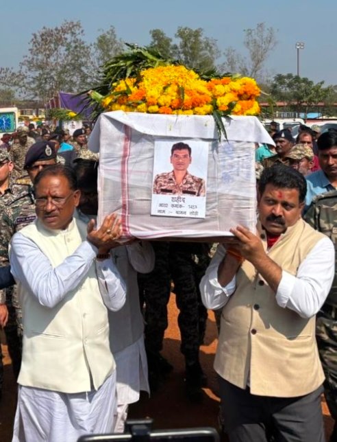मुख्यमंत्री ने शहीद जवानों को दी श्रद्धांजलि, परिजनों से भेंटकर भावुक हुए