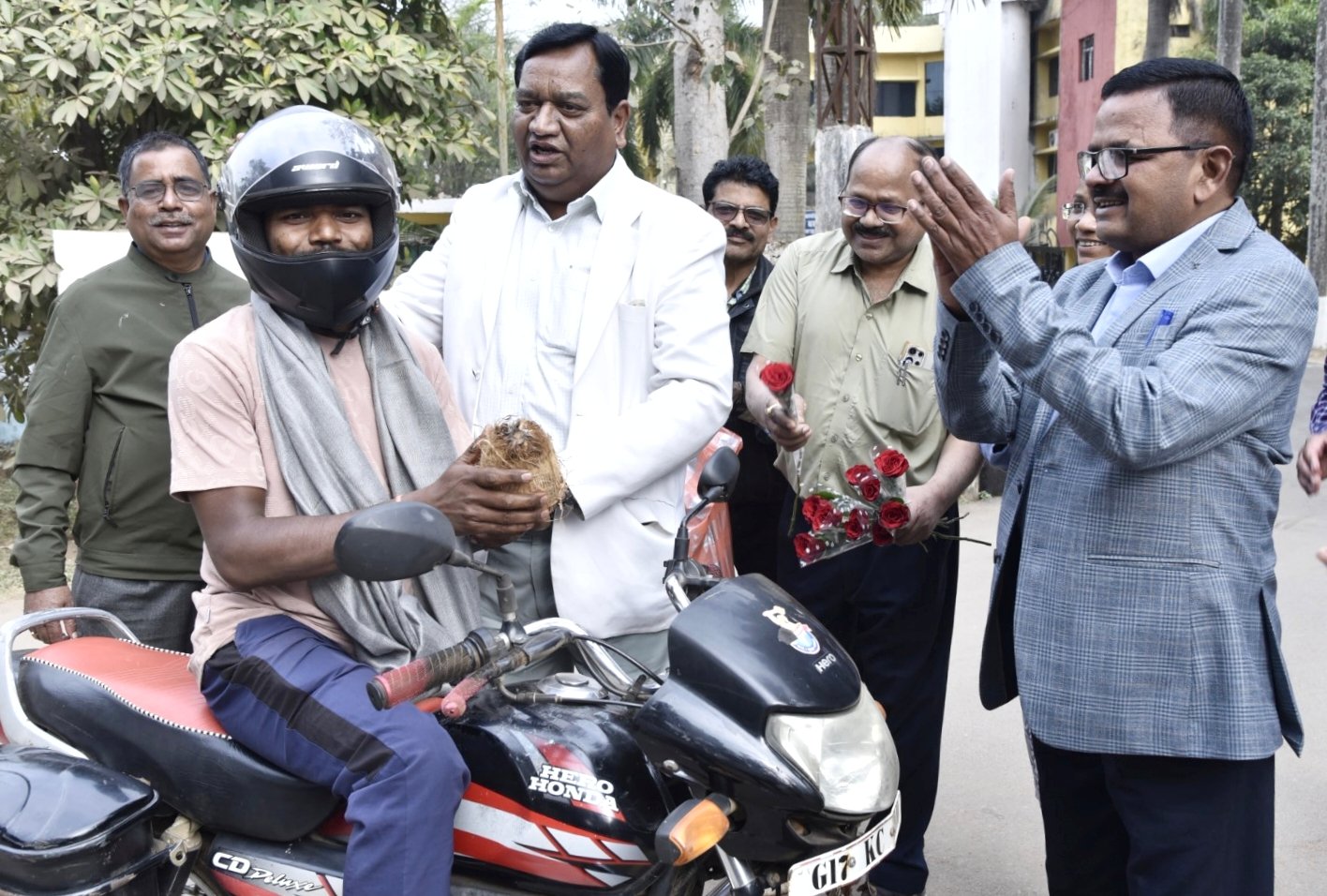 संभागायुक्त ने हेलमेट का उपयोग करने वाले दुपहिया वाहन चालकों को किया सम्मानित