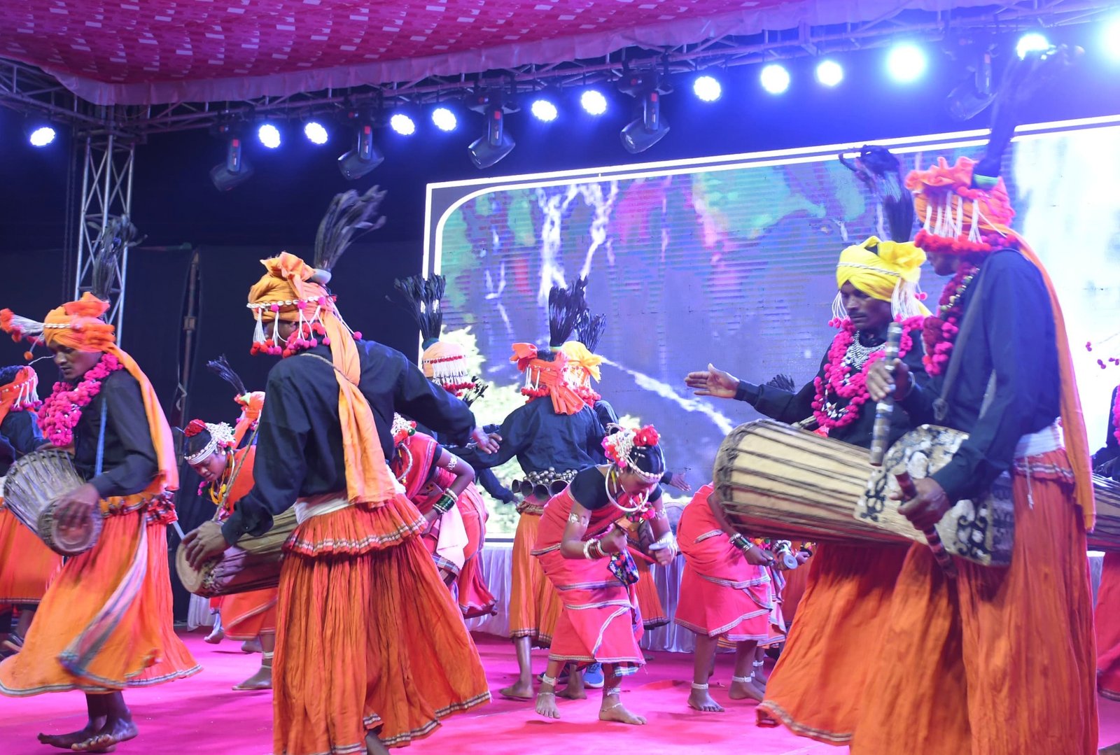 मावली मेले के सांस्कृतिक संध्या में स्थानीय लोक नर्तक दलों की मनमोहक प्रस्तुति हुई