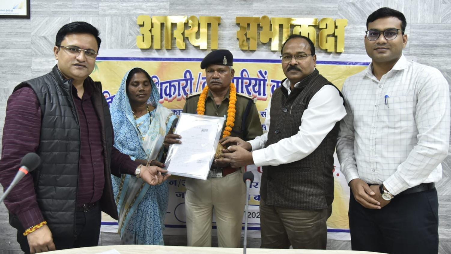 सेवानिवृत्त शासकीय सेवकों को दी गई आत्मीय विदाई
