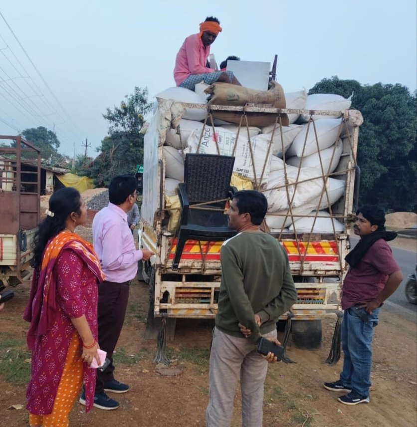 बिना दस्तावेज़ के धान का परिवहन पकड़ा गया, प्रशासन ने वाहन किया जब्त