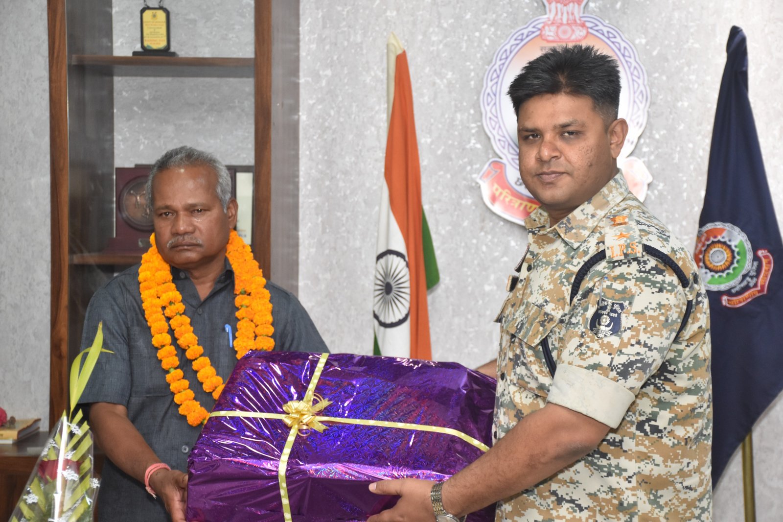 सहायक उप निरीक्षक को सेवानिवृत्त होने पर पुलिस विभाग ने दी विदाई