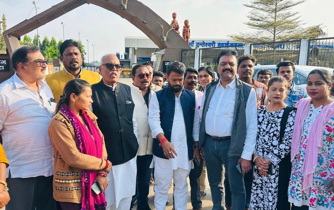 कांग्रेसियों ने ज्ञापन जलाकर एनएमडीसी के सीएमडी का किया विरोध