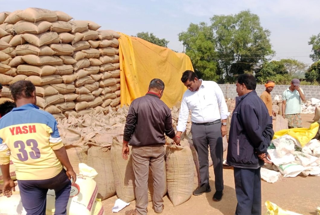 कलेक्टर ने सान देवड़ा धान संग्रहण केंद्र का किया औचक निरीक्षण