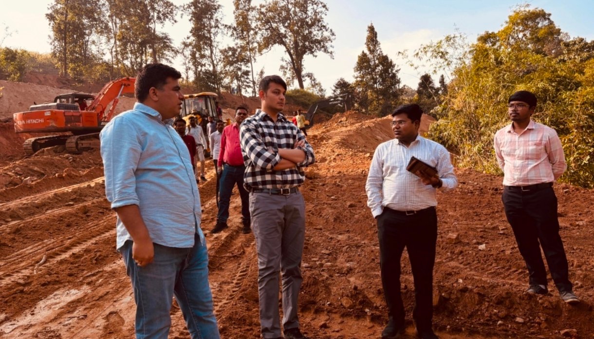 चिकपाल से प्रतापगिरी तक निर्माणाधीन सड़क का कलेक्टर ने किया निरीक्षण
