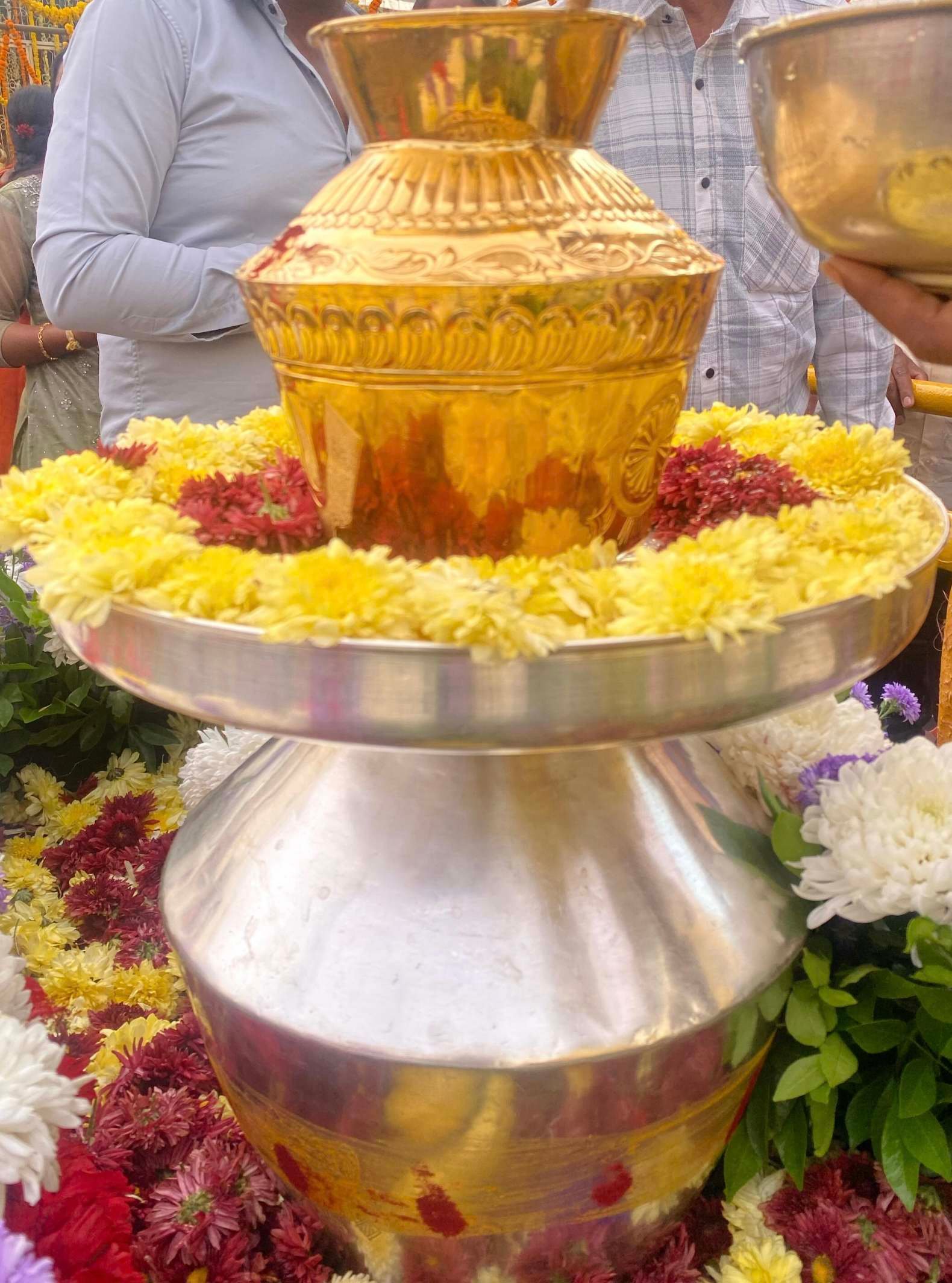 भगवान बालाजी के श्री चरणों में समर्पित हुआ स्वर्ण कलश
