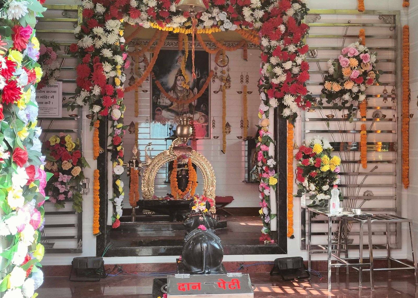 नर्मदेश्वर शिवालय की प्रथम वर्षगाँठ धूमधाम से मनाई गई