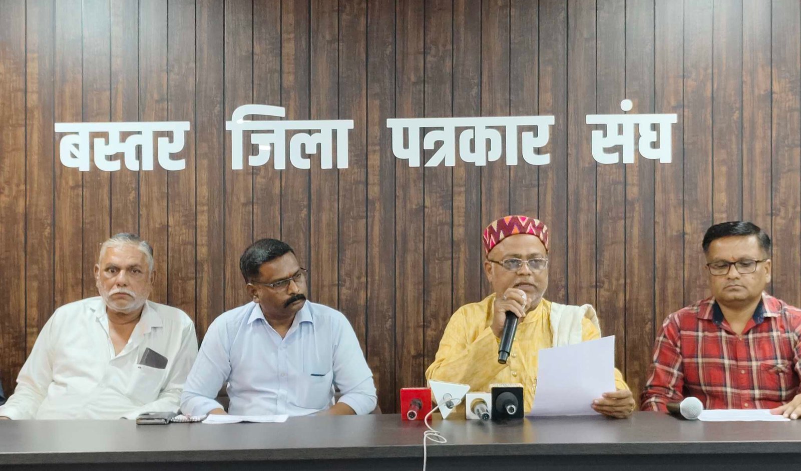 नौकरी बचाने अपने वेतन से खाता खोल टारगेट पूरा कर रहे कर्मचारी, काली पट्टी से होगा विरोध