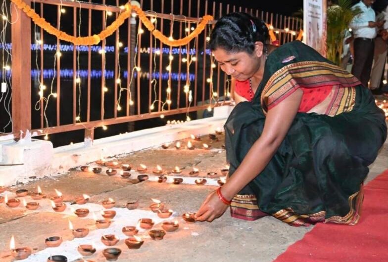 अबूझमाड़ में हिंसा के अंधेरे से निकलकर हाथ में बंदूक की जगह आशीर्वाद का दिया
