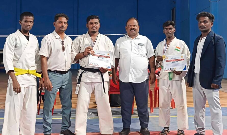 जिला स्तरीय कराते टूर्नामेंट में खिलाड़ियों ने गोल्ड मेडल जीता