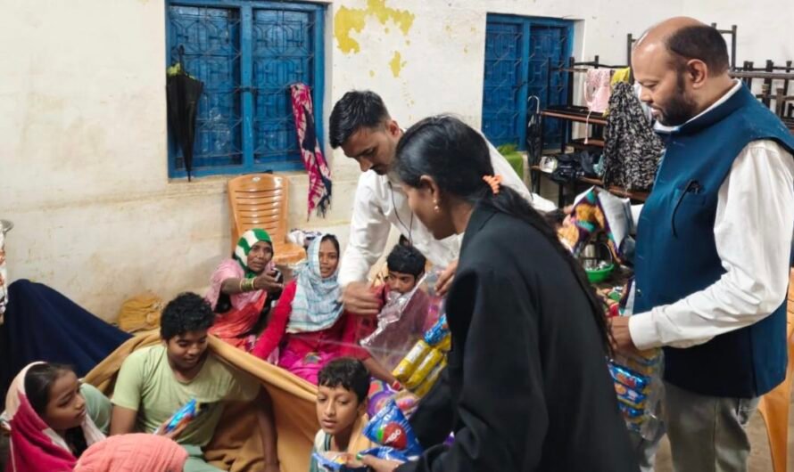 अधिवक्ता परिषद ने बढ़ाया मदद का हाथ, बाढ़ पीड़ितों को बांटी सामग्री