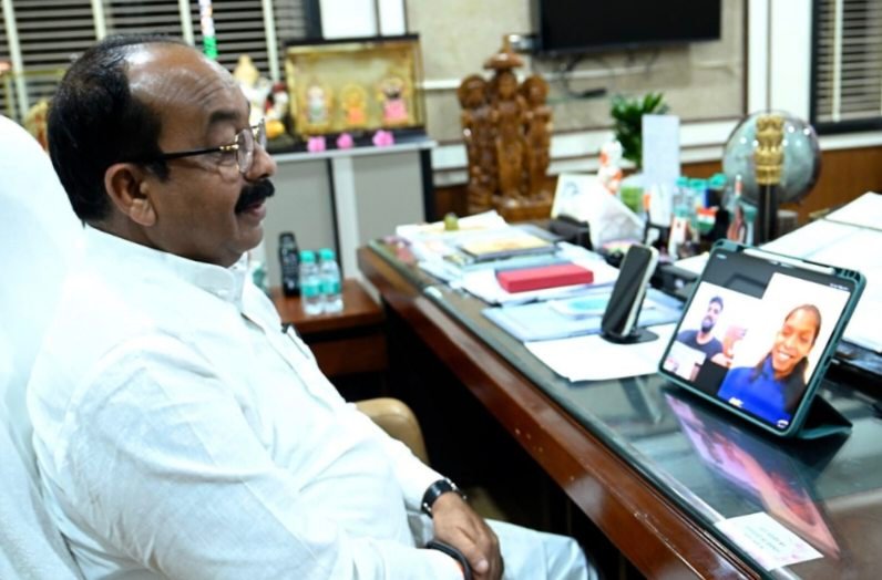 एशियन गेम्स की कबड्डी गोल्ड मेडलिस्ट संजू देवी को खेल मंत्री ने दी बधाई