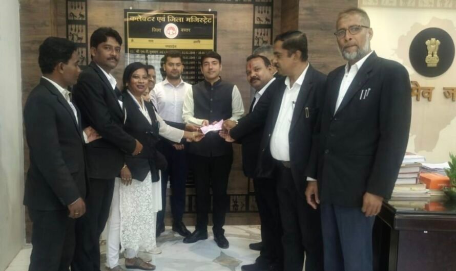 बाढ़ पीड़ितों के लिए जिला अधिवक्ता संघ ने कलेक्टर को सौंपा 58,100 रुपए का चेक