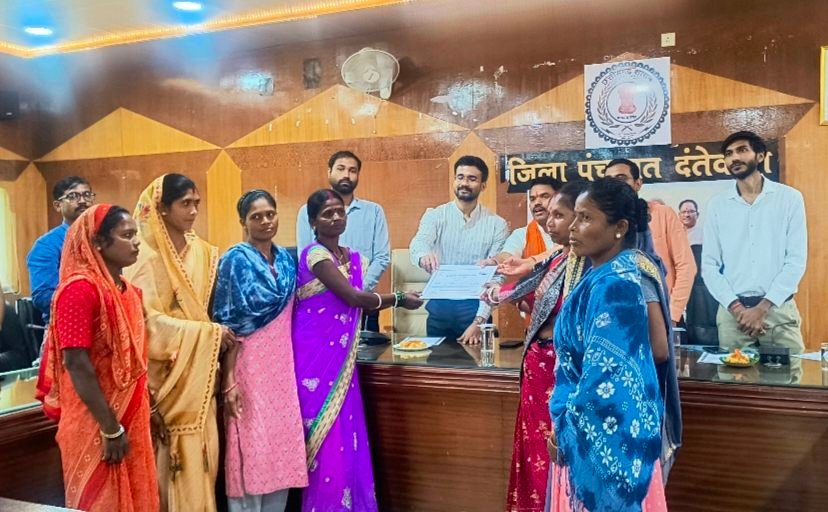 स्वच्छता दीदियों को उत्कृष्ट योगदान के लिए किया गया सम्मानित