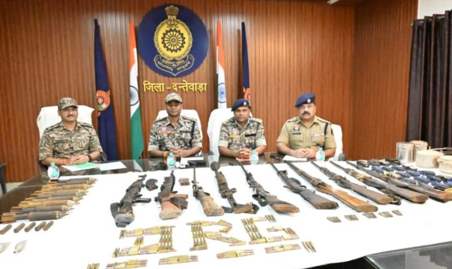 बारसूर क्षेत्रांतर्गत नक्सली डम्प से भारी मात्रा में हथियार एवं विस्फोटक सामग्री हुआ बरामद