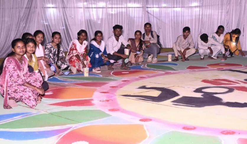 प्रधानमंत्री के सार्वजनिक जीवन के 25 वर्ष पूर्ण होने पर सजी भव्य रंगोली