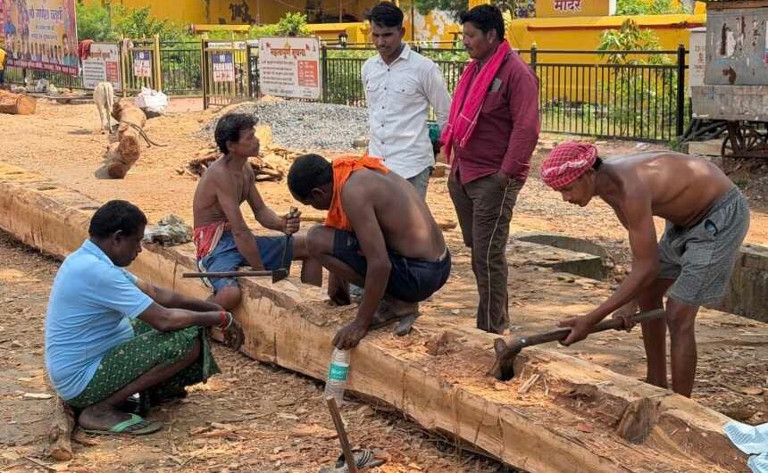 परंपरागत औजारों से आठ पहियों वाला विशाल विजय रथ का निर्माण कर रहे ग्रामीण
