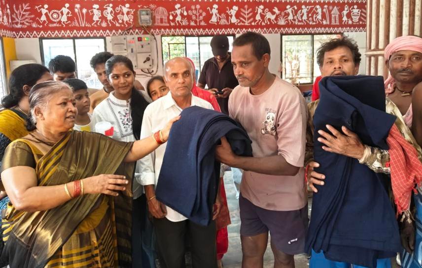 जब आस्था के शिल्पकारों के सम्मान में झुके हाथ, रिटायर्ड शिक्षिका ने पेश की ‘सेवा जोहार’ की अनूठी मिसाल