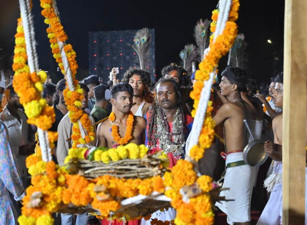 कांटों के झूले पर विराजीं मां काछनदेवी, महापर्व की मिली अनुमति