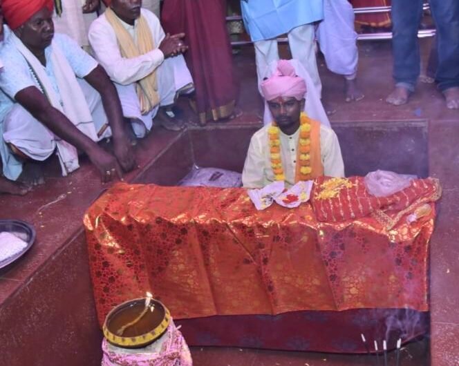 दशहरे के निर्विघ्न आयोजन के लिए 4 फीट गहरे गड्ढे में 9 दिनों की कठिन तपस्या में बैठे जोगी