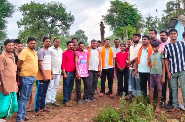 सुदूर वनांचल में जिला पंचायत अध्यक्ष ने लगाई जनचौपाल, ग्रामीणों से किया सीधा संवाद