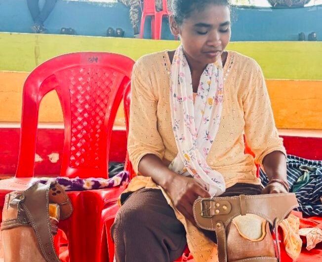 दिव्यांग सहायता शिविर में कृत्रिम पैर मिलने से मड़कम सुक्की के जिंदगी की राह हुई आसान