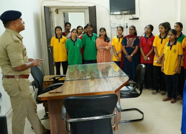 पुलिस की कार्यप्रणाली से रूबरू हुए जवाहर नवोदय विद्यालय के विद्यार्थी
