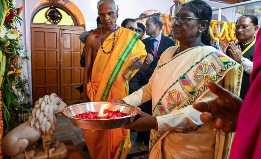 राष्ट्रपति ने माँ दंतेश्वरी की पूजा-अर्चना कर देशवासियों की खुशहाली की कामना की