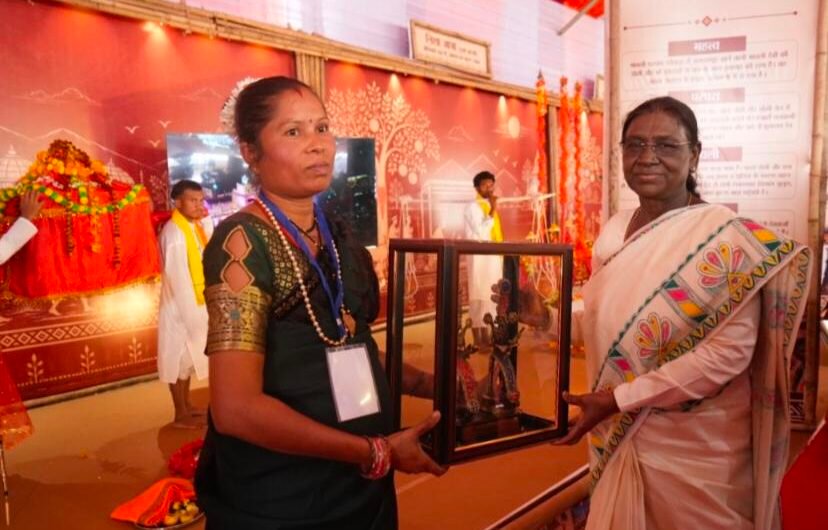दंतेवाड़ा की रामबती पोडियम ने राष्ट्रपति को बस्तर कला की कलाकृति भेंट की