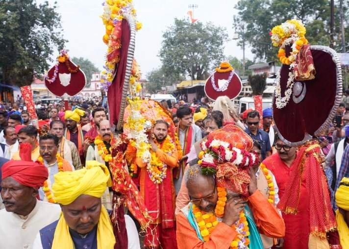 आस्था का सैलाब उमड़ा, हजारों श्रद्धालुओं ने माता मावली की डोली और दंतेश्वरी माई के छत्र को दी विदाई
